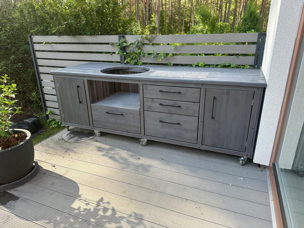 Outdoorküche 220–230 – Yakisugi-Holz, integrierter Keramikgrill, große Arbeitsfläche